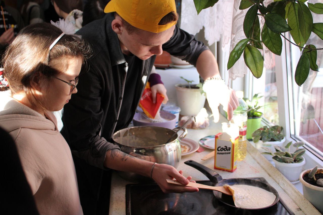 Масленичная неделя: волонтеры-радимичи учили детей  печь блины